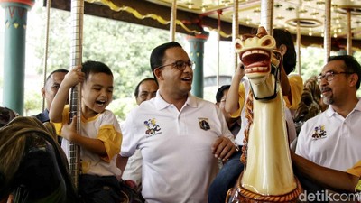 Momen Saat Anies Baswedan Bermain Komidi Putar Bersama Anak-anak