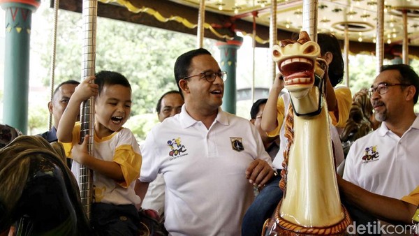 Momen Saat Anies Baswedan Bermain Komidi Putar Bersama Anak-anak