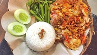 Di kawasan Mampang, Jakarta Selatan ada Sambal Meledug yang menawarkan ayam geprek super pedas. Di sini ayam gepreknya disajikan dengan irisan mentimun dan kangkung rebus. Foto : instagram @sambalmeledug