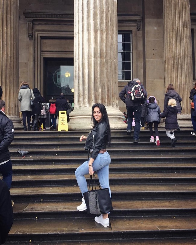 Tampil kasual dengan leather jacket dan jeans yang dipadu padankan dengan sneakers, penampilan Georgina ini terlihat memesona.Foto: Instagram