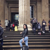 Tampil kasual dengan leather jacket dan jeans yang dipadu padankan dengan sneakers, penampilan Georgina ini terlihat memesona.Foto: Instagram