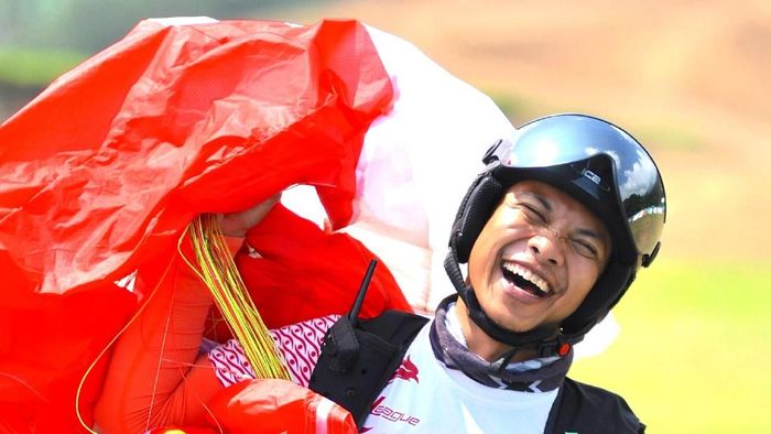 Hening Paradigma, atlet paralayang nasional berharap bonus rumah untuk emas Asian Games terwujud. (Tagor Siagian/Antara Foto/INASGOC) Hening Paradigma, atlet paralayang nasional berharap bonus rumah untuk emas Asian Games terwujud. (Tagor Siagian/Antara Foto/INASGOC)
