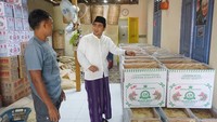 Baru saja dilantik sebagai wagub Jateng, Gus Yasin ternyata memang memiliki latar belakang dunia politik. Mantan anggota DPRD Jateng ini juga suka blusukan seperti saat mendatangi produsen emping ini. Foto: instagram @tajyasinmz