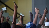 Sambil menggangkat KTP puluhan karyawan yang di PHK PT Freepot Indonesia mamasuki Gedung KPK Jakarta.