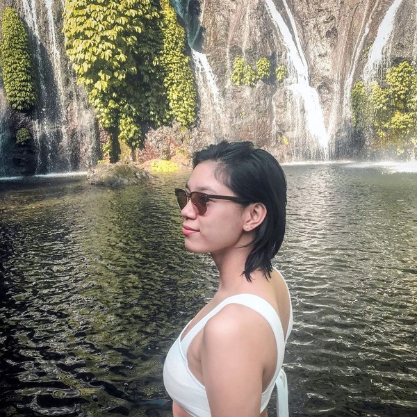 Tak cuma pantai, gadis 24 tahun ini juga main ke air terjun cantik di negaranya. Lewat Instagram, Mika memamerkan kecantikan Air Terjun Banyumala. (Instagram/@reyesmikaaa) Tak cuma pantai, gadis 24 tahun ini juga main ke air terjun cantik di negaranya. Lewat Instagram, Mika memamerkan kecantikan Air Terjun Banyumala. (Instagram/@reyesmikaaa)