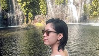 Tak cuma pantai, gadis 24 tahun ini juga main ke air terjun cantik di negaranya. Lewat Instagram, Mika memamerkan kecantikan Air Terjun Banyumala. (Instagram/@reyesmikaaa)
