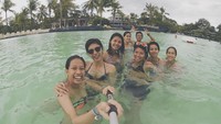 Bersama teman-temannya, Mika main air di Pulau Cebu (Instagram/@reyesmikaaa)