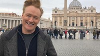 Ini saat dia berada di Vatican, Roma. (teamcoco/Instagram)