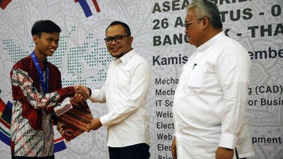 Delegasi ASEAN Skills Competition 2018 Terima Penghargaan dari Menaker