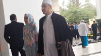 Kartika dan Habib Usman datang untuk memberikan ucapan selamat bagi Ridwan Kamil yang baru saja dilantik sebagai Gubernur Jawa Barat.
