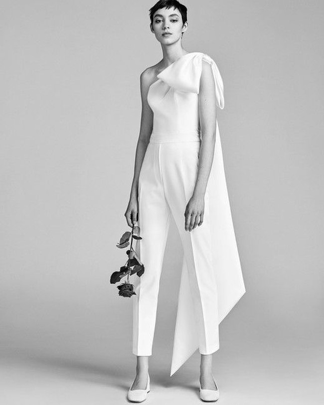 Untuk Anda yang menginginkan busana lebih simpel namun tetap berkesan dapat melirik busana satu ini. Pita pesar di bagian pundak dan selendang yang menjuntai di salah satu sisi menjadi detail manis yang bisa jadi inspirasi. Foto: Pinterest