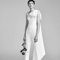 Untuk Anda yang menginginkan busana lebih simpel namun tetap berkesan dapat melirik busana satu ini. Pita pesar di bagian pundak dan selendang yang menjuntai di salah satu sisi menjadi detail manis yang bisa jadi inspirasi. Foto: Pinterest