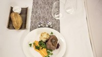 Virgin Atlantic terkenal dengan sajian mewah di atas pesawat. Salah satunya fillet daging sapi dengan puree kentang yang tersedia di Upper Class. Foto: Virgin