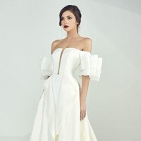 Sekilas busana ini terlihat seperti gaun namun hadir celana di bagian dalam untuk membuat pengantin leluasa bergerak. Anda yang ingin tetap tampil feminin tapi mudah mobilisasi bisa mengandalkan baju serupa. Foto: Pinterest