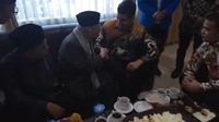 Usai kalimat syahadat diucapkan, sejumlah orang yang berada di ruangan bertepuk tangan sambil mengucapkan Alhamdulillah. Maruf sempat menanyakan nama Islam Eduardo setelah menjadi mualaf. 