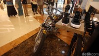 Sepasang sepatu juga dipajang di samping motor tersebut. Sepatu tersebut sama persis dengan yang dikenakan Jokowi ketika mengendarai chopper.