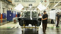 Pekerja sedang merakit New MINI Countryman di pabrik BMW kawasan Sunter, Jakarta Utara.