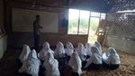 Foto: Siswa MTs di Banten Ini Belajar dengan Duduk di Tanah