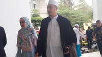 Keduanya pun saling bergandengan tangan kala memasuki Gedung Sate.