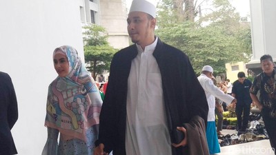 Mesranya Kartika Putri dan Habib Usman, Gandengan Terus!