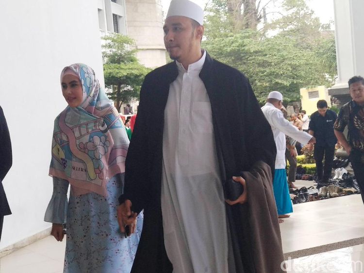Mesranya Kartika Putri dan Habib Usman, Gandengan Terus!