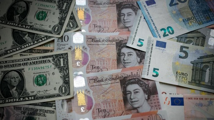 BATH, ENGLAND - OCTOBER 13:  In this photo illustration, the new £10 note is seen alongside euro notes and US dollar bills on October 13, 2017 in Bath, England. Currency experts have warned that as the uncertainty surrounding Brexit continues, the value of the British pound, which has remained depressed against the US dollar and the euro since the UK voted to leave in the EU referendum, is likely to fluctuate.  (Photo Illustration by Matt Cardy/Getty Images)