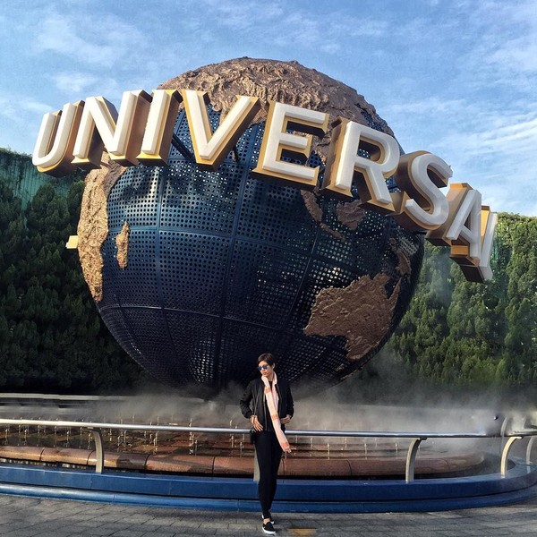 Mika dengan rambut yang lebih pendek berpose di depan logo Universal Studio Osaka yang tersohor. (Instagram/@reyesmikaaa)