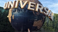 Mika dengan rambut yang lebih pendek berpose di depan logo Universal Studio Osaka yang tersohor. (Instagram/@reyesmikaaa)