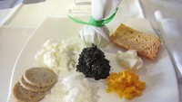 Emirates sempat mendapat predikat maskapai terbaik kedua dunia tahun 2016. Di sini penumpang kelas satu dan bisnis bisa cicip caviar Iran sebagai menu pembuka. Foto: Rea Slater/Flickr
