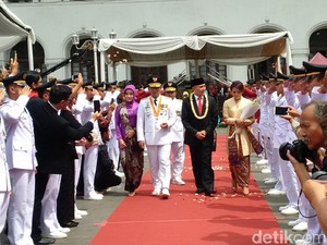 Suasana Haru Saat Ridwan Kamil Lepas Iriawan