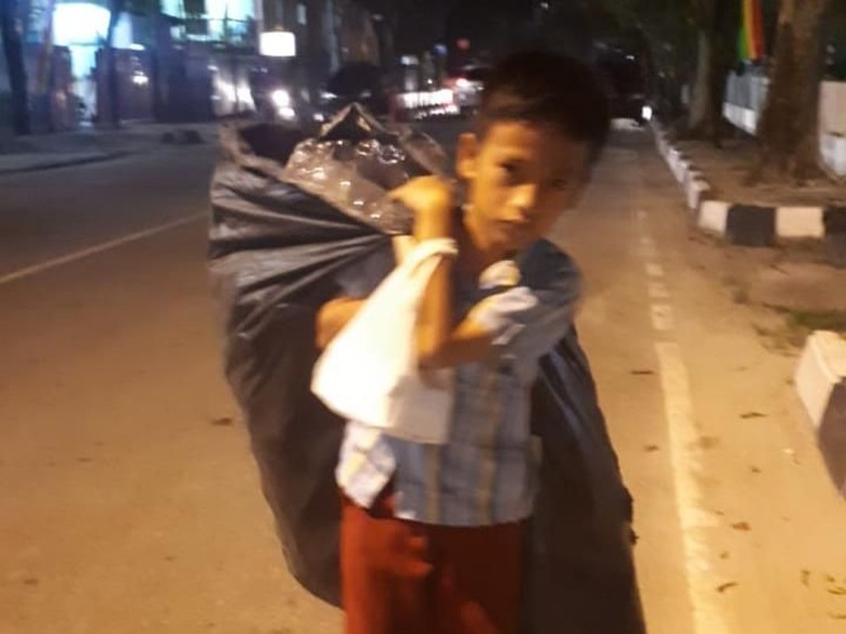 Ayah Sakit, Siswa SD Ini Jadi Pemulung hingga Tengah Malam Ayah Sakit, Siswa SD Ini Jadi Pemulung hingga Tengah Malam
