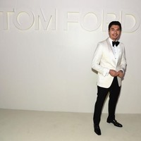 Pemeran utama Crazy Rich Asians, Henry Golding, hadir di fashion show Tom Ford. Ia gagah dalam balutan tuksedo putih rancangan desainer AS tersebut. (Foto: Getty Images)