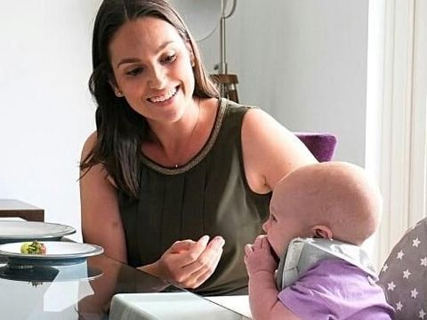 Kate Hitchens cerita pengalaman buruknya yang tak diberi tempat duduk saat di kereta
