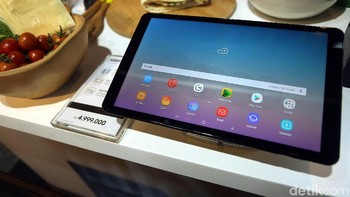 Screen ratio layarnya 16:10, sehingga pengalaman menonton video atau film bersama keluarga bisa lebih maksimal.