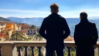 Conan juga menggabadikan momennya saat menikmati pemandangan Cortana, Italia bersama produsernya Jordan Schlansky. (teamcoco/Instagram)