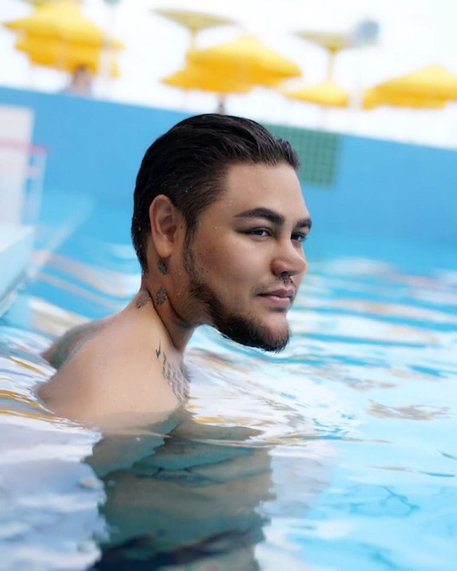 Mungkin foto Ivan Gunawan ini yang membuat tren OpChallenge jadi heboh dan viral. Desainer sekaligus presenter ini membuat dagu dan hidungnya jadi lancip, sementara lehernya juga ikut dibuat kurus sehingga fotonya tersebut tampak tak proporsional. Foto: Instagram