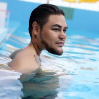 Mungkin foto Ivan Gunawan ini yang membuat tren OpChallenge jadi heboh dan viral. Desainer sekaligus presenter ini membuat dagu dan hidungnya jadi lancip, sementara lehernya juga ikut dibuat kurus sehingga fotonya tersebut tampak tak proporsional. Foto: Instagram