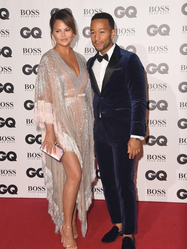 John Legend diakui tak hanya talentanya sebagai penyanyi, tapi juga selera gayanya. Kemarin, Rabu (5/9/2018), pelantun All of Me itu menyabet penghargaan Most Stylish Man atau pria termodis dalam ajang GQ Awards 2018 di London, Inggris. Penghargaan tersebut dipersembahkan oleh Hugo Boss. (Foto: Getty Images)