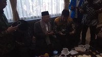 Dari video yang dilihat detikcom, Eduardo yang berbaju batik tampak bersalaman dengan Maruf seraya mengikuti kalimat syahadat yang diucapkan Maruf.