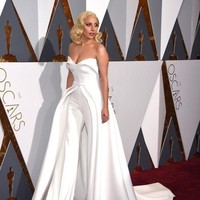 Gaya selebriti di karpet merah juga patut jadi inspirasi baju pengantin Anda. Jumpsuit elegan yang dikenakan Lady Gaga ini pun dapat dilirik jika ingin memakai celana di hari pernikahan. Foto: Pinterest