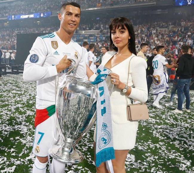  Setelah putus dari Irina Shayk pada 2015, CR7 terang-terangan tampil di hadapan umum bersama Georgina saat dirinya menerima penghargaan  Pemain Terbaik Dunia FIFA 2016 di Zurich. Foto: Instagram