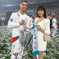  Setelah putus dari Irina Shayk pada 2015, CR7 terang-terangan tampil di hadapan umum bersama Georgina saat dirinya menerima penghargaan  Pemain Terbaik Dunia FIFA 2016 di Zurich. Foto: Instagram