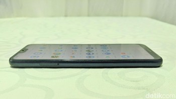 Dimensi ponsel ini 147,2 x 70,98 x 7,88 mm. (Foto: detikINET/Adi Fida Rahman)