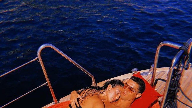Georgina pun kembali mencuri atensi usai unggah foto liburannya bersama Ronaldo pada Senin (3/9/2018) di Instagram dan telah disukai 1,9 juta lebih Foto: Instagram