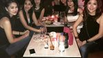 Cantik Menawan, Ini Istri Lukman Sardi Saat Kulineran Bareng Teman