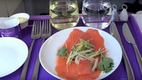 Penumpang bisa cicip menu 3-course saat menaiki kelas bisnis Virgin Australia. Menu pembukanya sedap seperti smoked salmon. Foto: Inflightexpert/Youtube