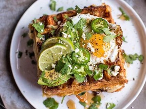 Waffle dengan Topping Telur hingga Ayam Goreng Juga Enak