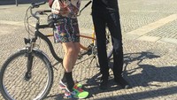 Senyum khasnya saat berpose dengan Flula Borg, salah satu aktor Jerman di Bebelplatz, Jerman. (teamcoco/Instagram)