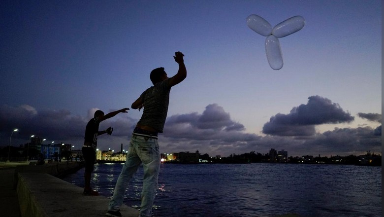 Penggunaan kondom sebagai alat pancing di Kuba (Alexandre Meneghini/Reuters) Penggunaan kondom sebagai alat pancing di Kuba (Alexandre Meneghini/Reuters)