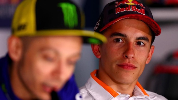 JEREZ DE LA FRONTERA, SPAIN - MAY 04:  Marc Marquez of Spain and the Repsol Honda Team watches Valentino Rossi of Italy and Movistar Yamaha MotoGP as he speaks at a press conference during previews to the MotoGP of Spain at Circuito de Jerez on May 4, 2017 in Jerez de la Frontera, Spain.  (Photo by Dan Istitene/Getty Images)